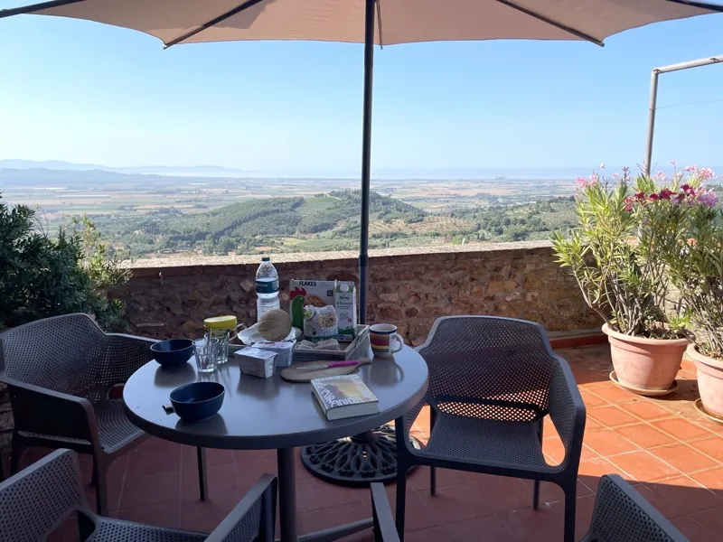 Dolce Vita with views over village and countryside